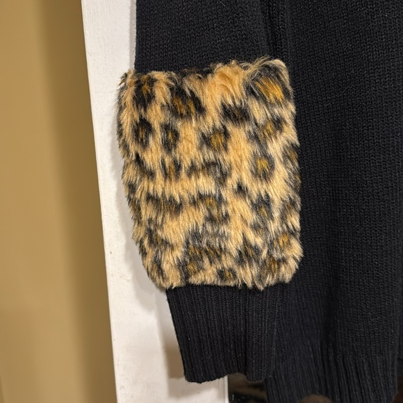 Black sweater with leopard cuffs and - Picture 3 of 4
